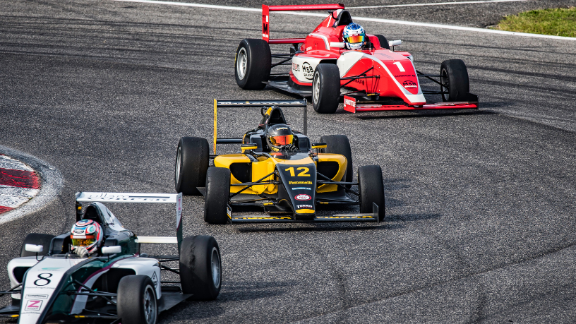 Com Teciomar Ábila, conheça como a alta performance das corridas elétricas prova que velocidade e consciência ambiental podem andar juntas.