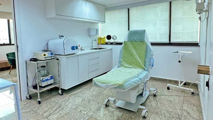 Para mulheres maduras, avaliar riscos e benefícios da cirurgia plástica é essencial para decisões seguras, reforça Milton Seigi Hayashi.