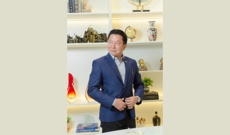 A cirurgia plástica oferece benefícios importantes às mulheres maduras, mas exige atenção aos riscos, orienta Milton Seigi Hayashi.