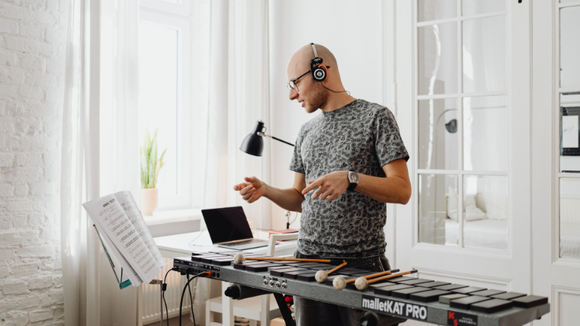 Segundo Felipe Schroeder dos Anjos, compreender como a música influencia o cérebro humano ajuda a revelar por que determinadas melodias despertam emoções e impactam diretamente o comportamento das pessoas.