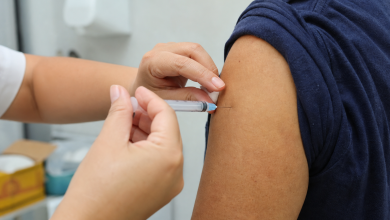 Profissional de saúde aplica vacina contra influenza em paciente em unidade de saúde de Cuiabá