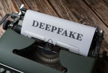 Máquina de escrever com a palavra “Deepfake” digitada em uma folha de papel.