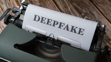 Máquina de escrever com a palavra “Deepfake” digitada em uma folha de papel.