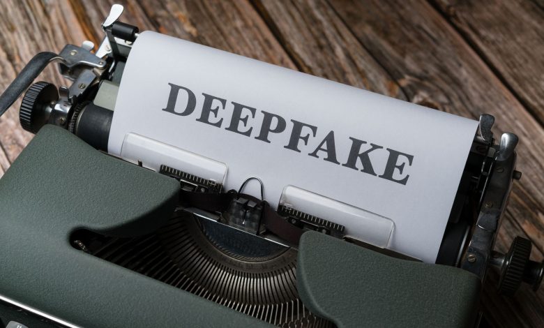 Máquina de escrever com a palavra “Deepfake” digitada em uma folha de papel.