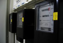 Medidor de energia elétrica em close, usado para registrar o consumo de eletricidade
