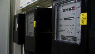 Medidor de energia elétrica em close, usado para registrar o consumo de eletricidade