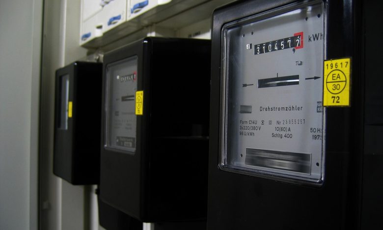 Medidor de energia elétrica em close, usado para registrar o consumo de eletricidade