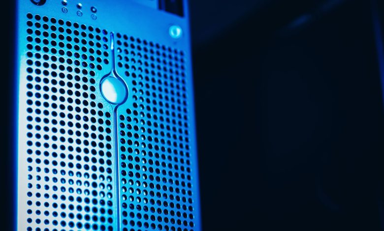 Rack de servidores iluminado em azul dentro de um data center moderno.